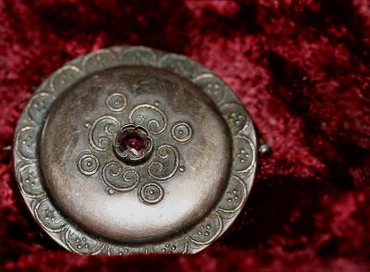 Pandora Statement Brooch - Heritage Edition